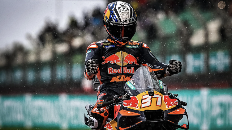 Acosta frena a Marc Márquez y Bezzecchi en un intenso duelo en Sepang