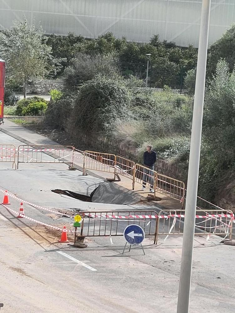 Un enorme agujero obliga a acordonar una zona del polígono industrial de Pedreguer