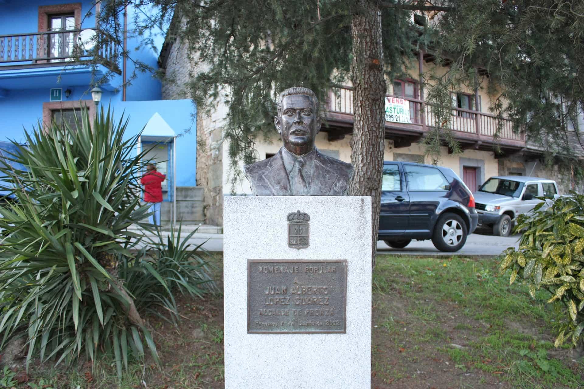 Escultura «Busto de Juan Alberto López Suárez»