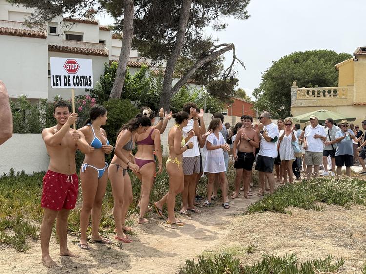 El conseller afirma en Dénia que recurrirá la reforma del Reglamento de Costas y llegarán hasta el Supremo para apoyar a los afectados 