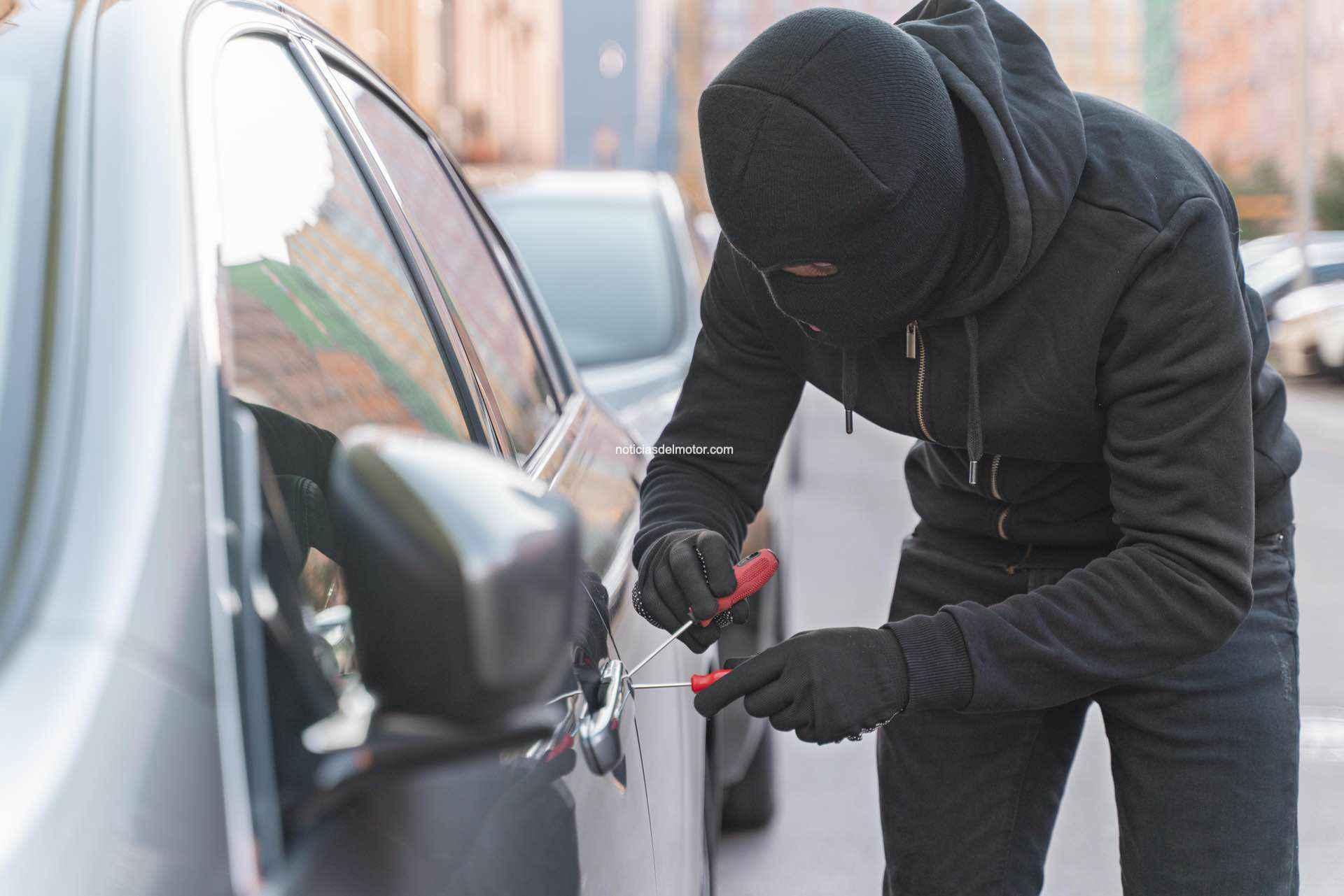 LOS LADRONES TARDAN MINUTOS EN INUTILIZAR EL LOCALIZADOR DEL COCHE: POR QUÉ LOS SISTEMAS OCULTOS MARCAN LA DIFERENCIA