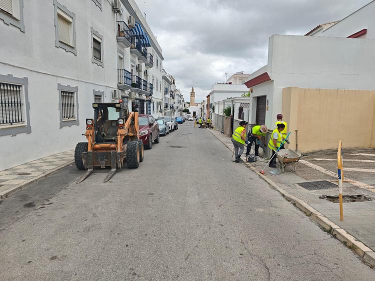 El Ayuntamiento comienza la obra de mejora de los acerados en la calle Huracán