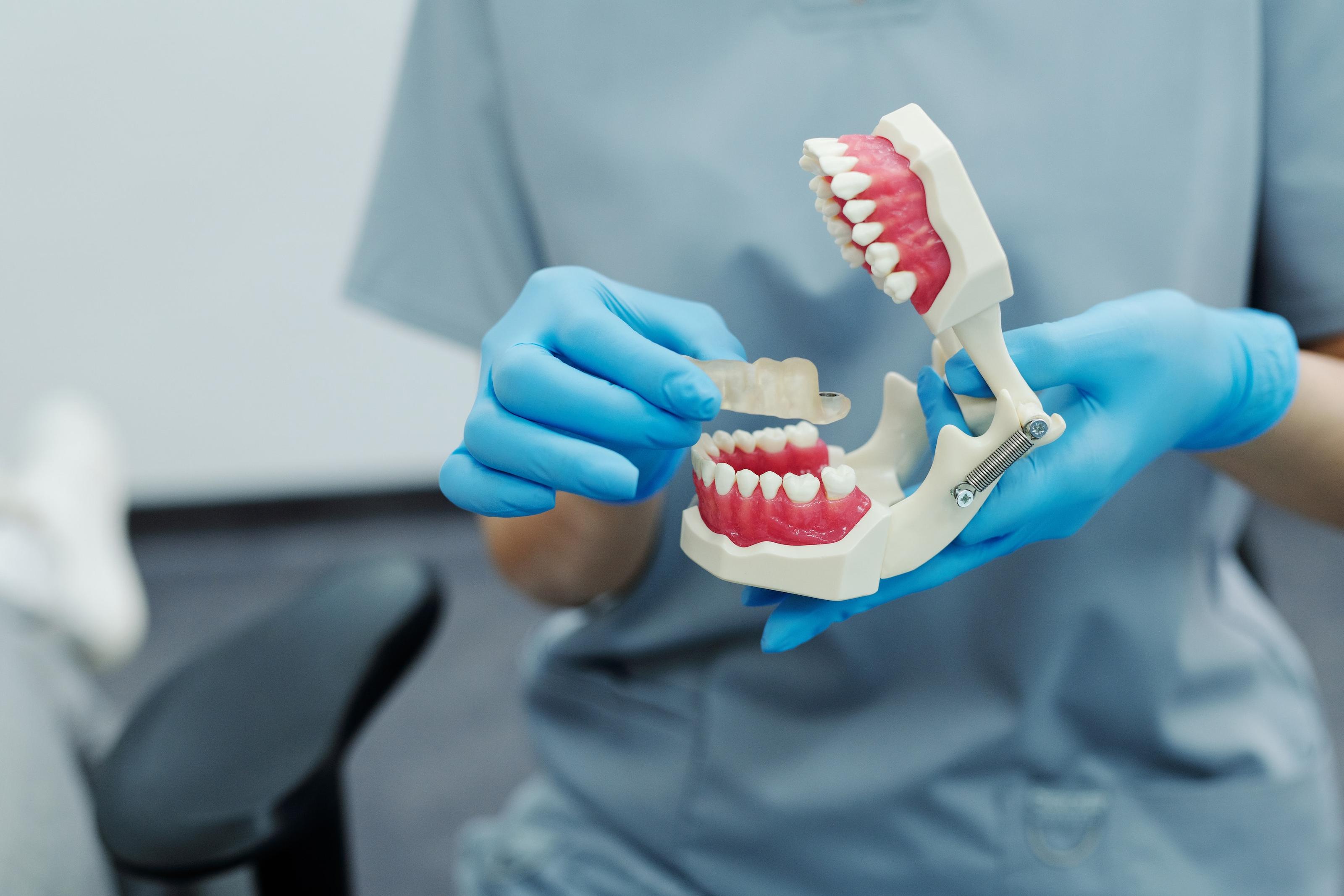 Interpellation de 7 individus à Salé et Meknès pour pratique sans autorisation de la médecine et chirurgie dentaires (BCIJ)
