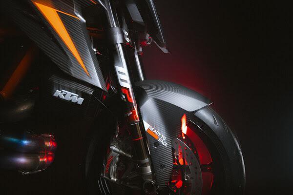 La tecnología de suspensión WP FACTORY RACING se une al máximo rendimiento en motos naked.