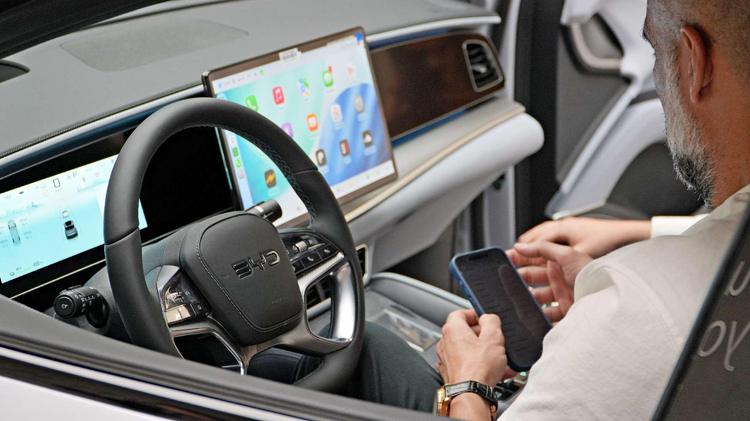 Pep Guardiola recibe un BYD SEALION 7 Excellence en Barcelona como parte de la alianza con el Manchester City