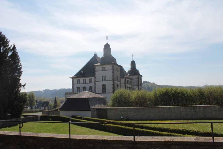 Das Schloss und die Kirche