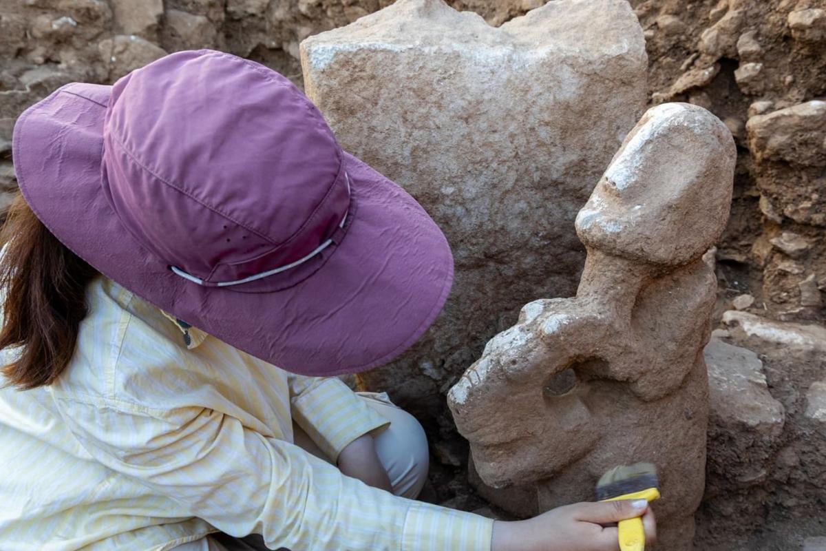 Rare Neolithic sculpture unearthed at Türkiye’s Karahantepe