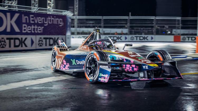 PORSCHE GANA EL TÍTULO DE CONSTRUCTORES Y DENNIS SUBE AL PODIO