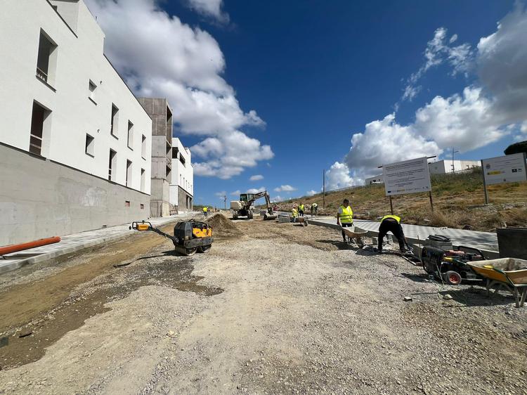 Las obras de pavimentación y mejora de las infraestructuras de la calle Bosque encaran su recta final