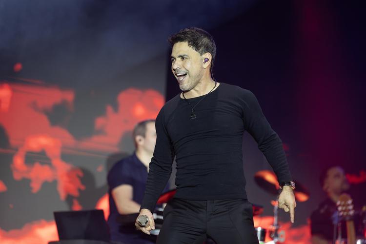 Zezé Di Camargo arrasta multidões em três shows e reúne mais de 100 mil pessoas em Curvelo (MG)