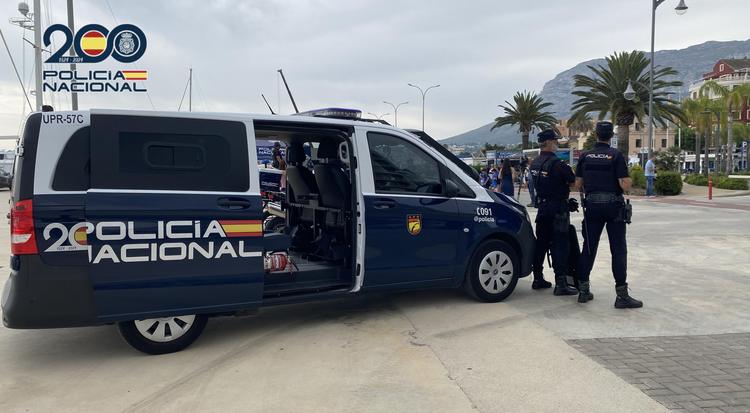 La Policía Nacional detiene a los tres ocupantes de una furgoneta con las placas "dobladas" y una moto robada en su interior 