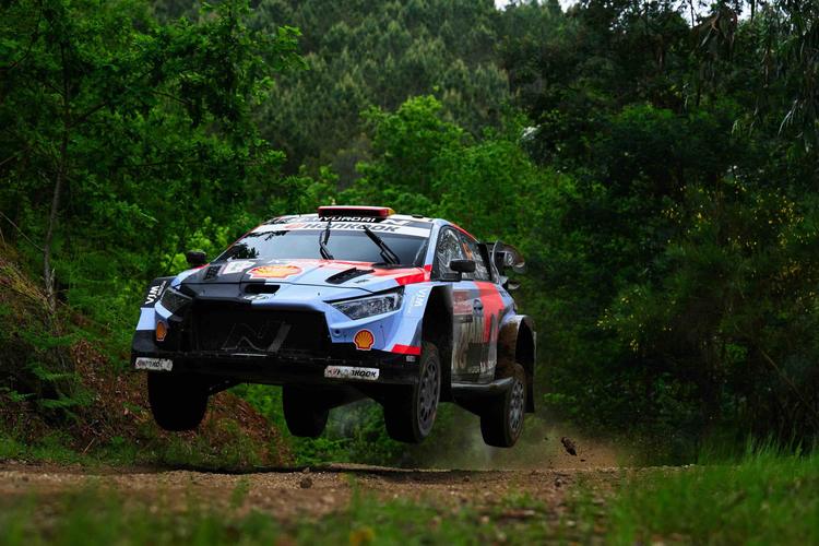 Dani Sordo cede terreno por un problema en la transmisión