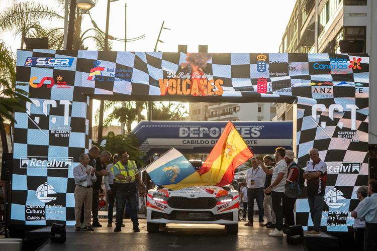 El Rallye Isla de Los Volcanes-Trofeo Ciudad de Arrecife comienza con una multitudinaria ceremonia de salida