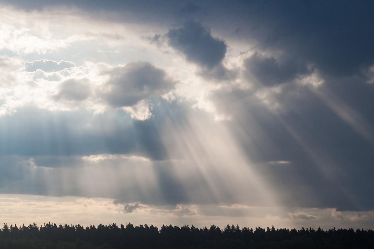 Слънцето се скрива! Идват гръмотевични бури и градушки