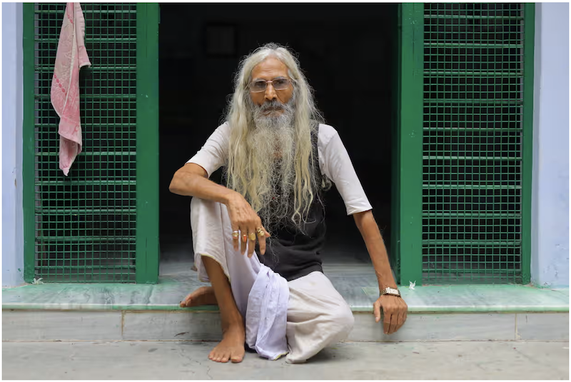 Un gardien hindou, symbole d'harmonie dans une mosquée de Varanasi malgré les tensions religieuses
