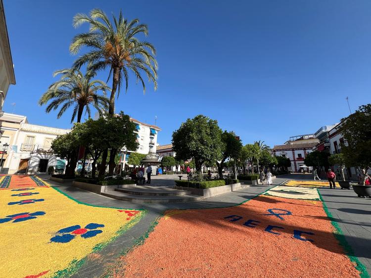 Las tradicionales alfombras vuelven a engalanar las calles de Lebrija con motivo del Corpus Christi