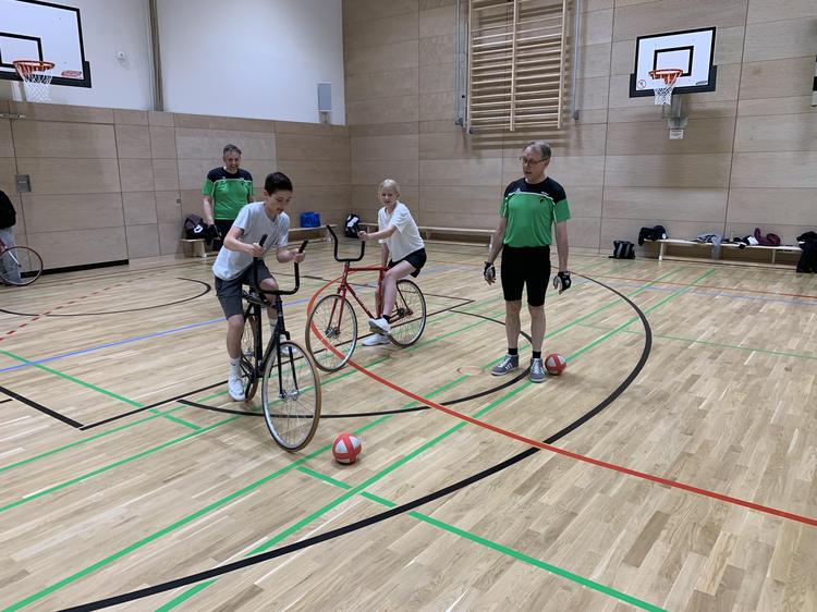 Radsport mal anders – Die Gesamtschule bekommt Besuch vom Kunstrad-Verein