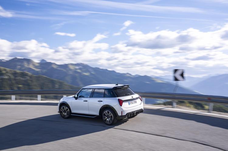 MÁS PUERTAS, MÁS ESPACIO, MÁS MINI: EL MINI COOPER S DE CINCO PUERTAS EN COLOR NANUQ WHITE
