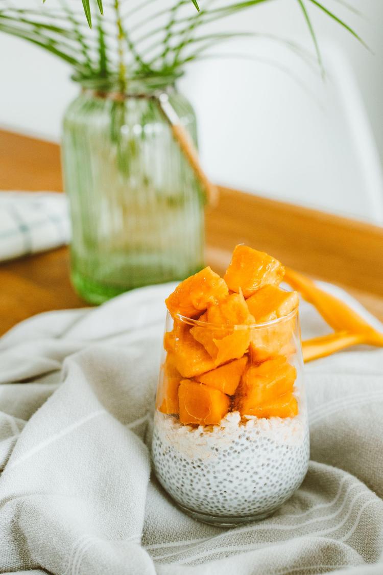 Pudding coco-chia, mangue, noix du Brésil