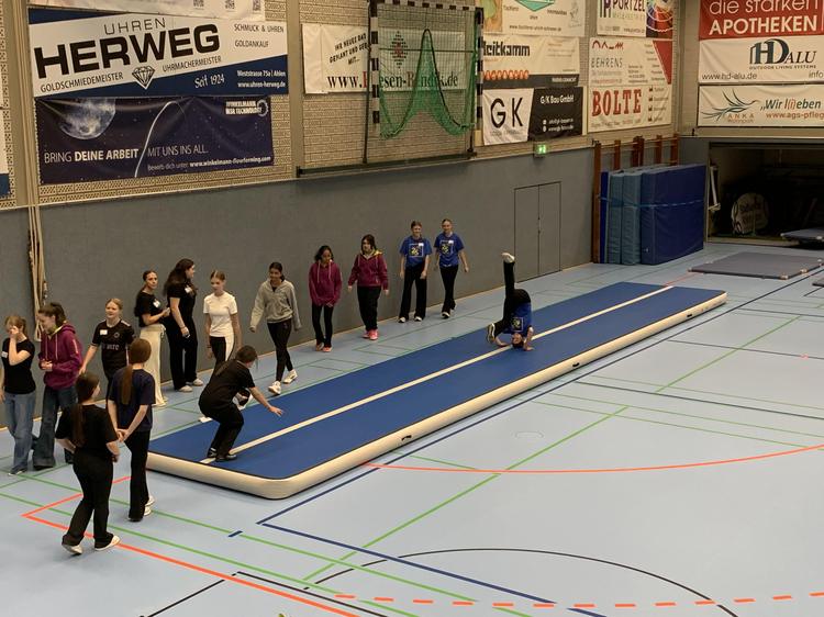 25 Jahre Sporthelfer-Forum  - Gesamtschule besucht Sport-Workshops in Ahlen 