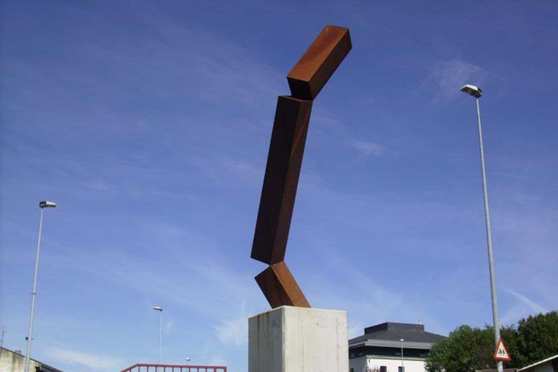 Escultura «Rotura en el espacio» en Vegadeo