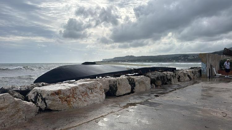 Las impactantes imágenes del velero destrozado en el Puerto de Dénia