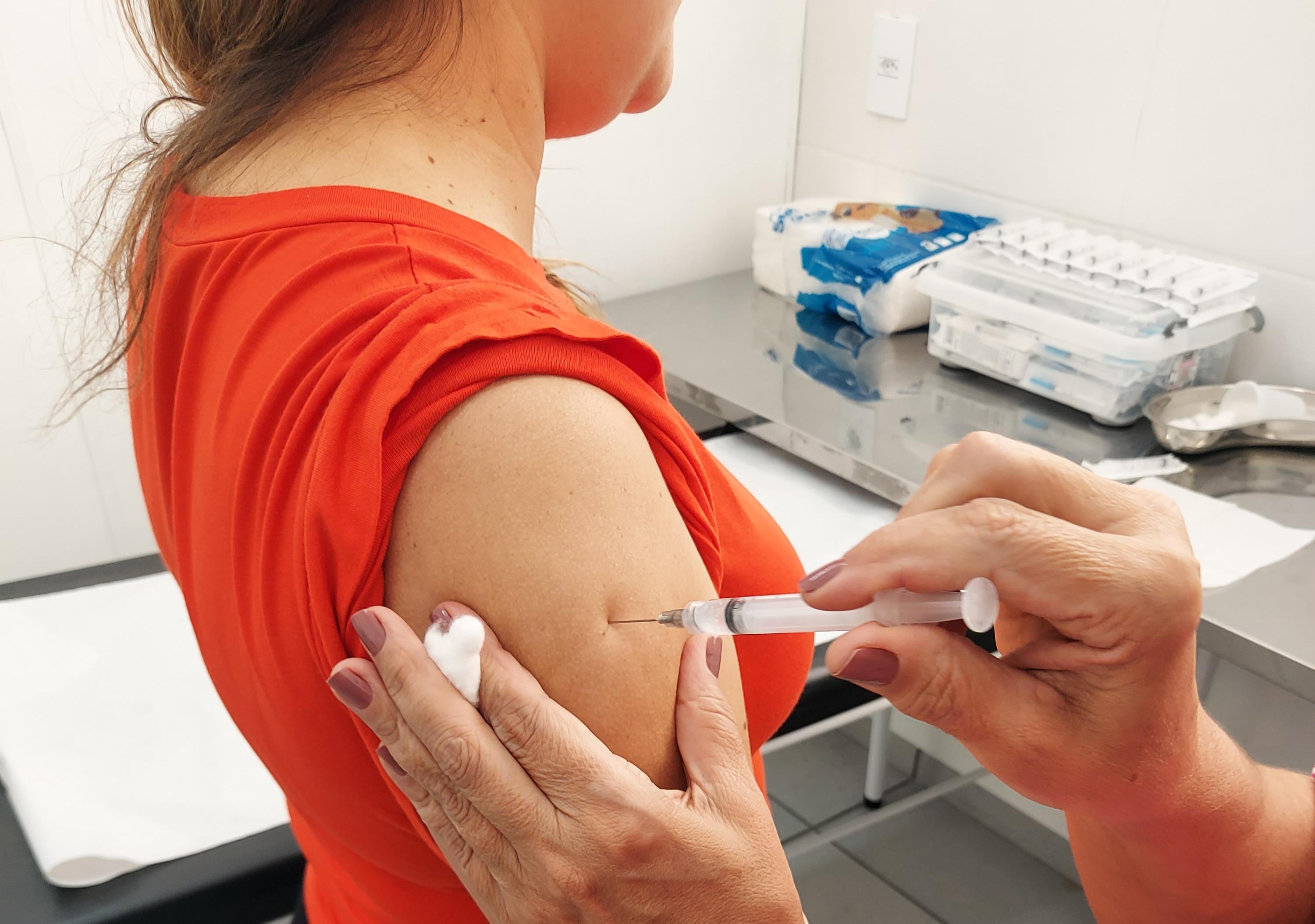 Vacina Meningocócica C é ampliada temporariamente para professores e agentes de ensino