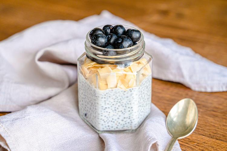 Pudding de chia amande-chanvre, myrtilles