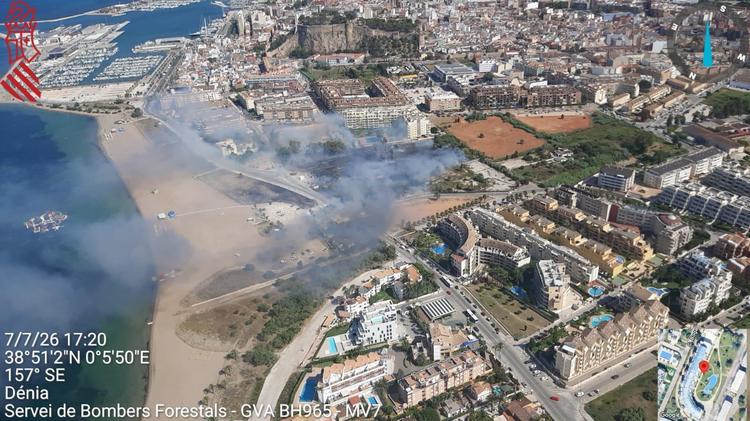 Primer incendio del verano en la Marina Alta: arden cañas y maleza en la zona de Punta Raset, en Dénia