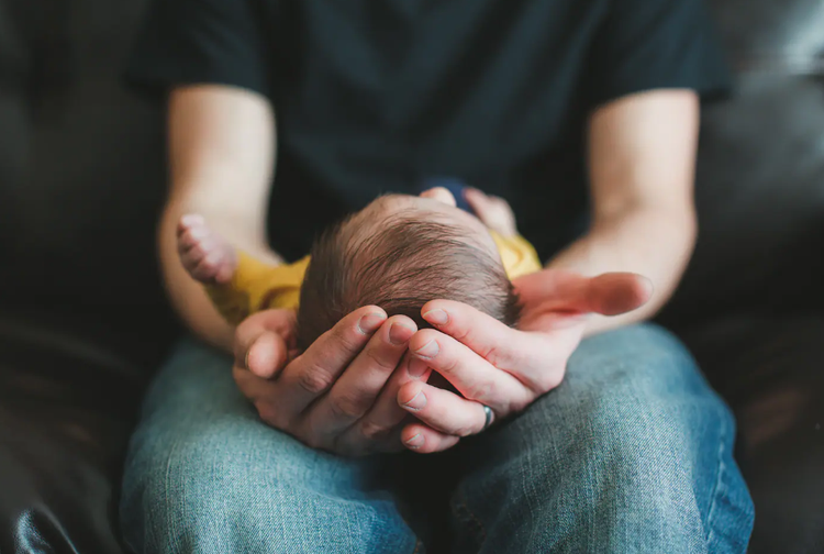 Parentalité Congé de naissance : les parents intéressés devront prévenir leur employeur au 1er juin