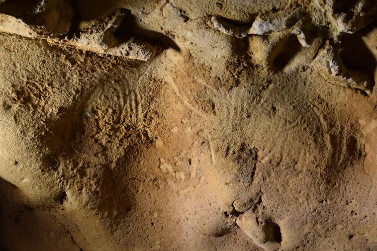 RESEARCHERS FIND OLDEST KNOWN NEANDERTHAL ENGRAVINGS