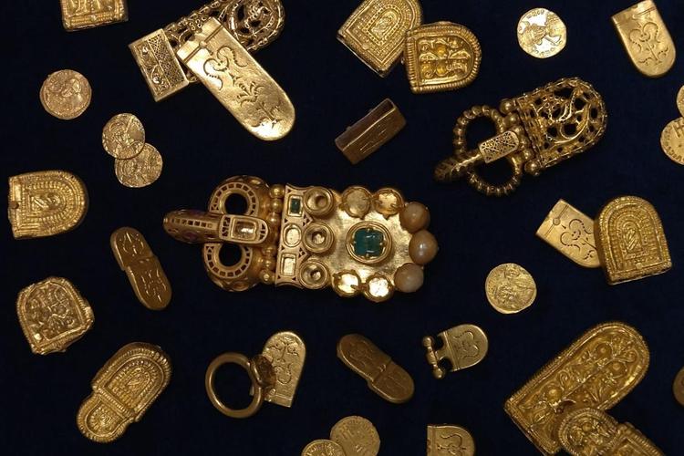 Gold regalia and imperial ring recovered from Byzantine shipwreck in the Adriatic