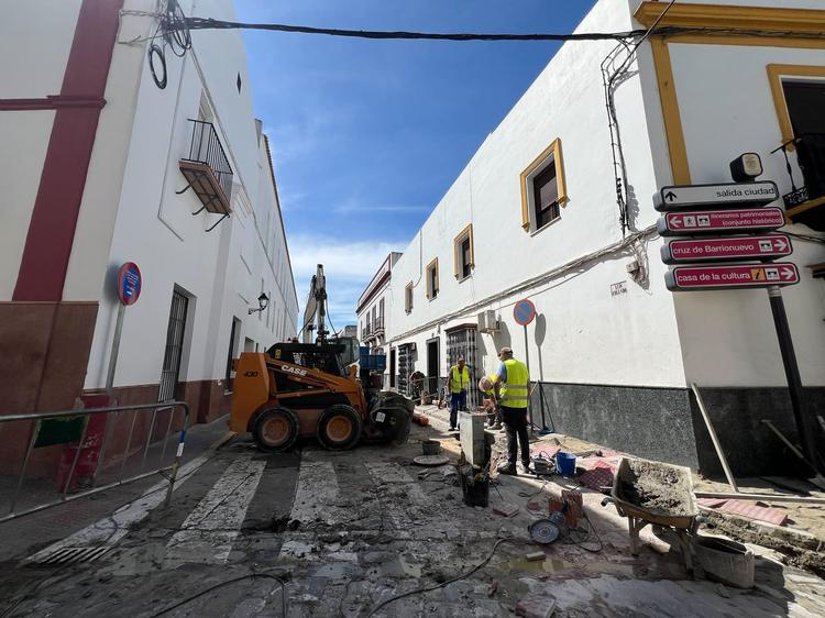 El proyecto de mejora de la accesibilidad avanza con nuevos pasos elevados en la vía pública