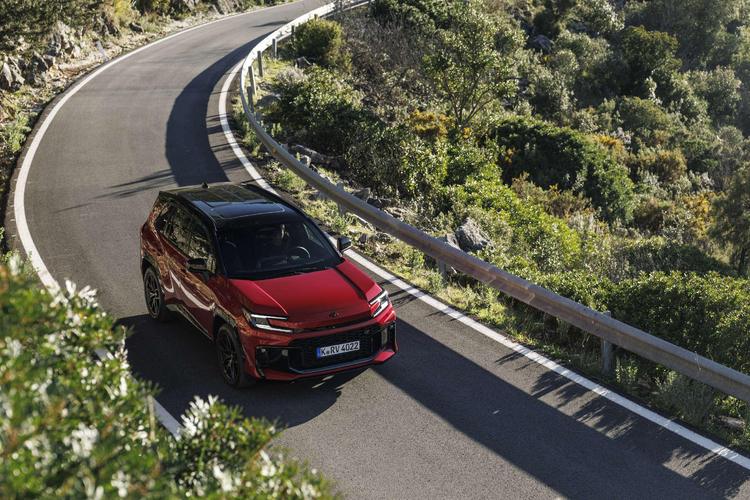 Toyota RAV6 2026: hasta 137 km eléctricos y 309 CV