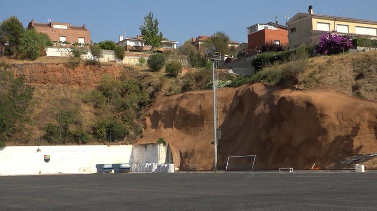 En marxa la remodelació de la gespa del camp de futbol Josep Raich i la pista vella del poliesportiu