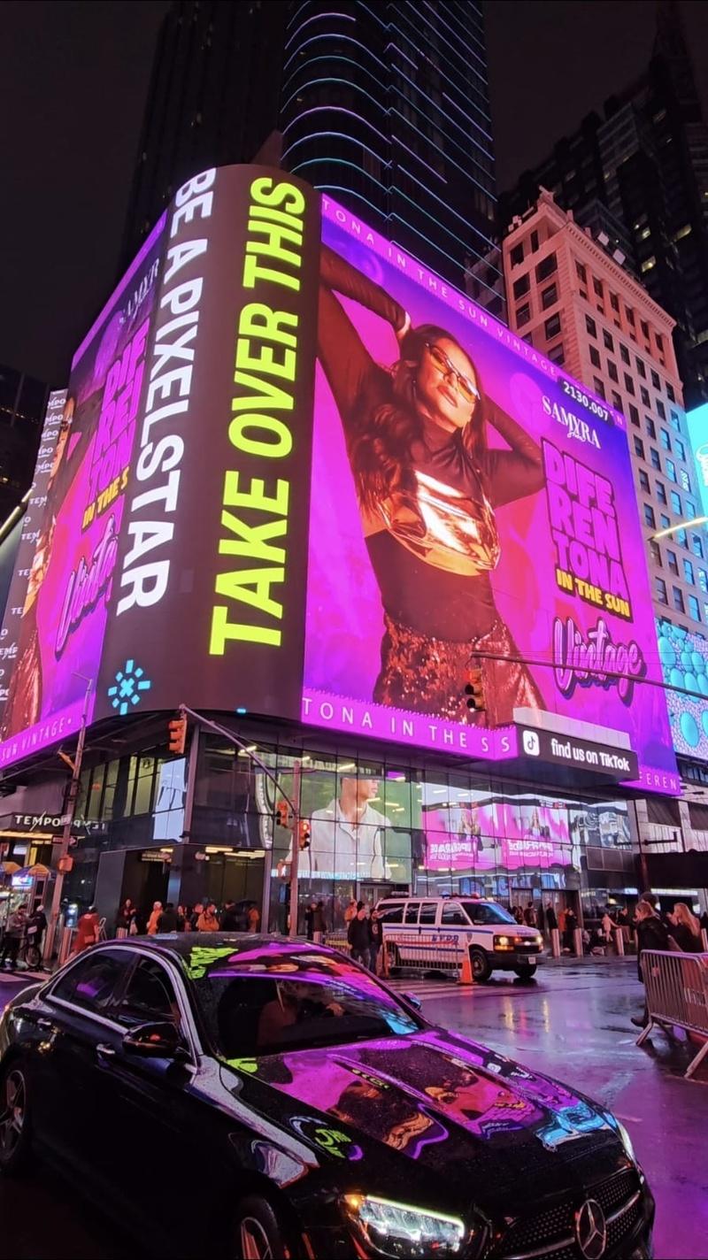 Samyra Show estampa anúncio na Times Square