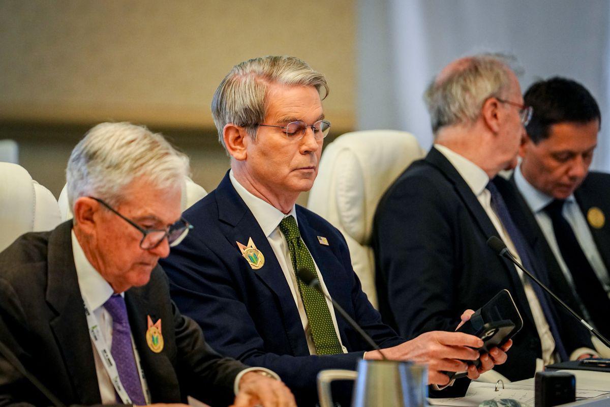 Bessent detta la linea: tagli sì, ma con prudenza. E intanto spinge Warsh verso la Fed