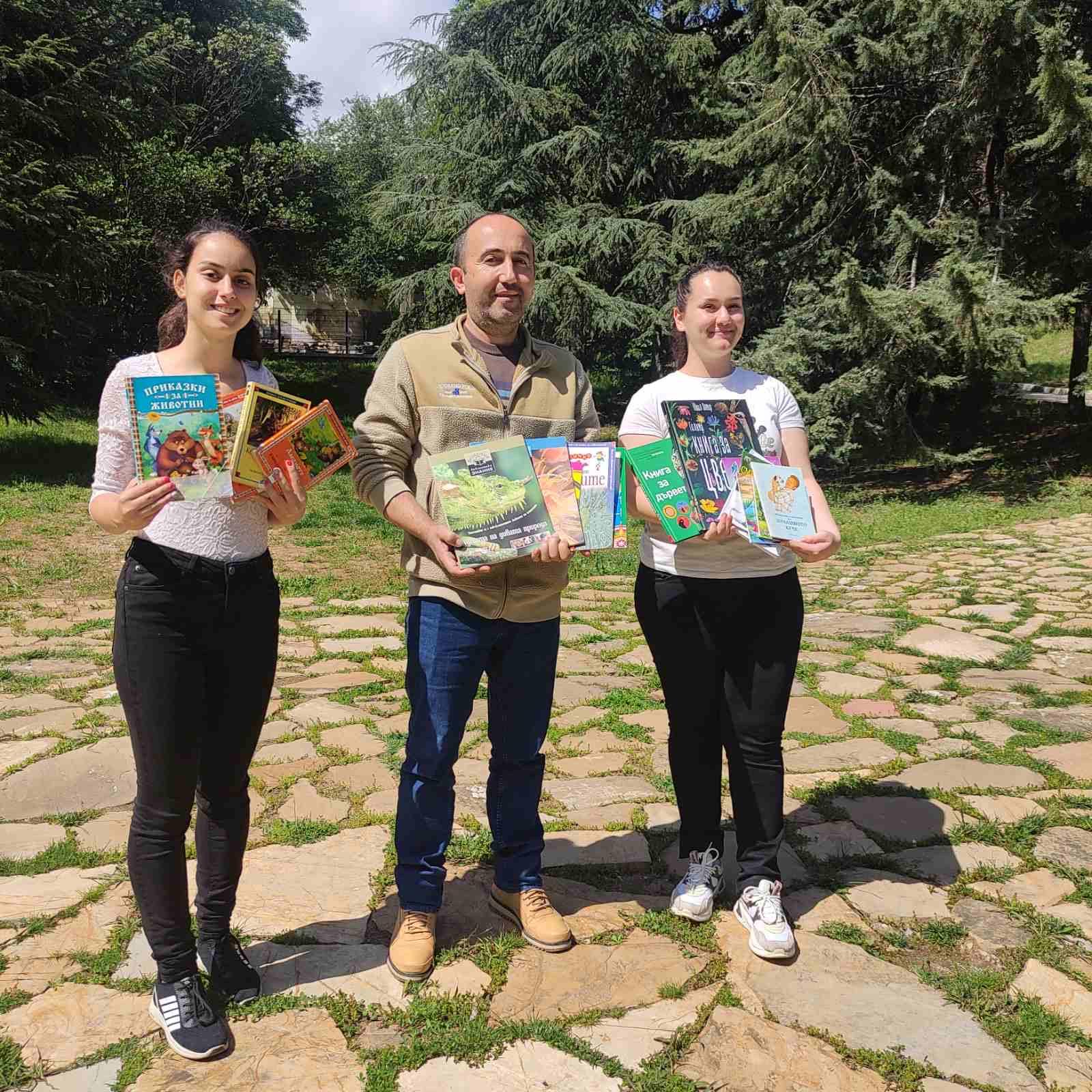 17 книги и енциклопедии дари Младежки общински съвет на Зоопарк Стара Загора