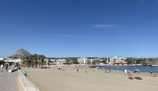 Xàbia vuelve a izar la bandera azul en la playa del Arenal