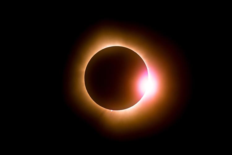 Mirar el eclipse sin protección: el error que puede costarte la vista, según HLA San Carlos