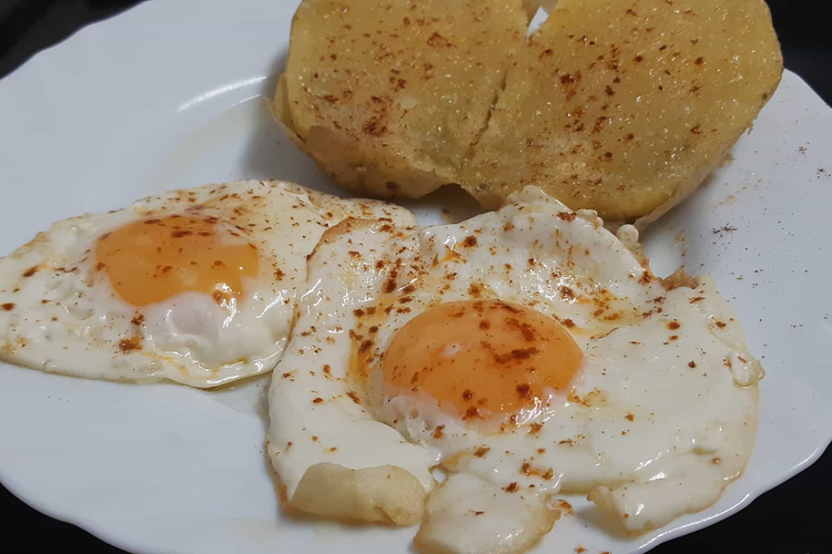 Huevos fritos con pimentón