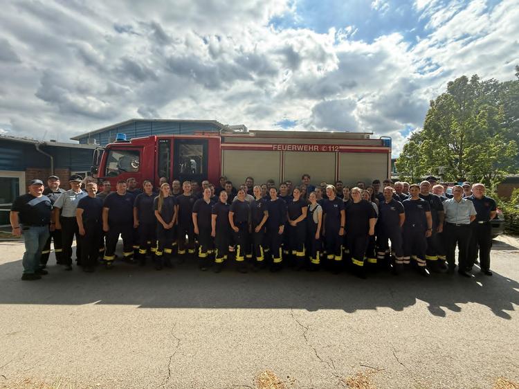 37 Nachwuchsfeuerwehrleute schließen Grundausbildung erfolgreich ab