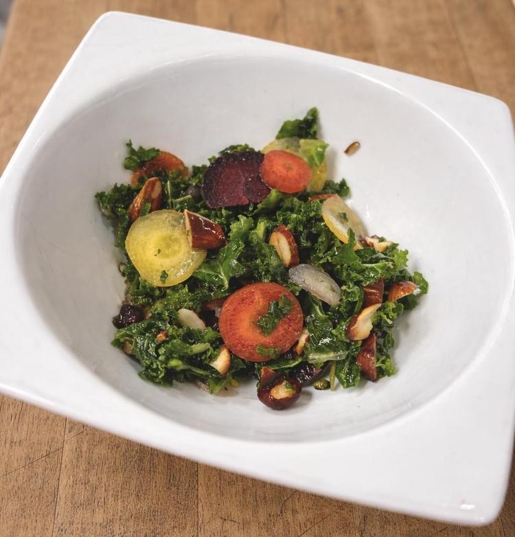 Rezept der Woche : Grünkohlsalat mit Ur-Möhren, gerösteten Mandeln und Orangen-Senf-Dressing