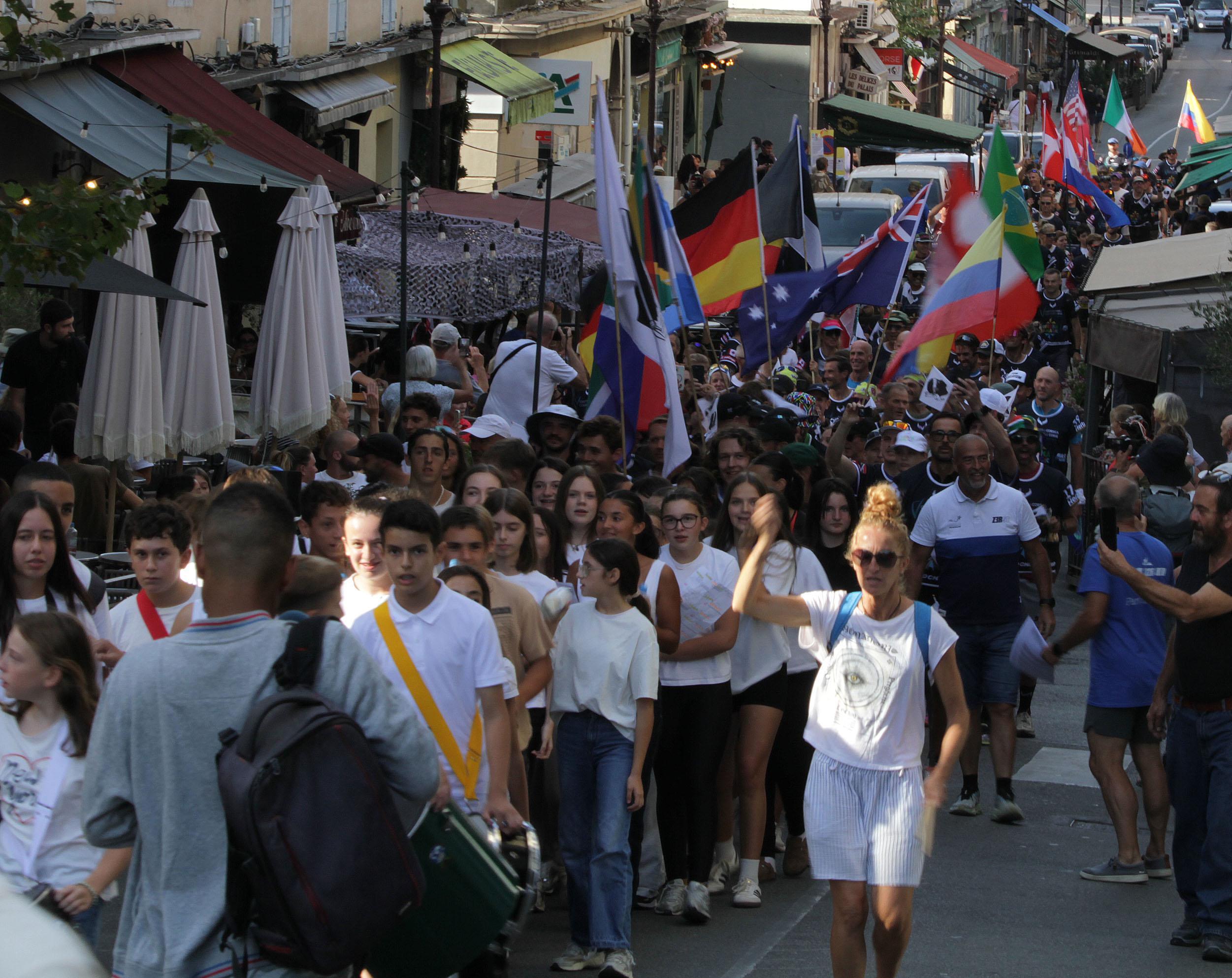 ARWC - Les athlètes des 32 nations ont défilé sur le cours Paoli à Corte