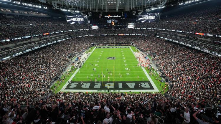 Stacked weekend in Vegas: Metallica at Sphere, Wu-Tang, Raiders vs Chiefs Sunday. See where the crowds are.