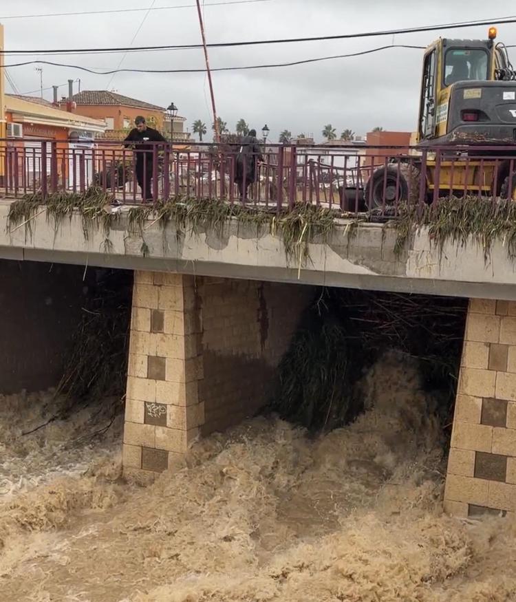 Els Poblets estudia eliminar los arcos del puente de la calle Mestre Vicent para evitar nuevas inundaciones