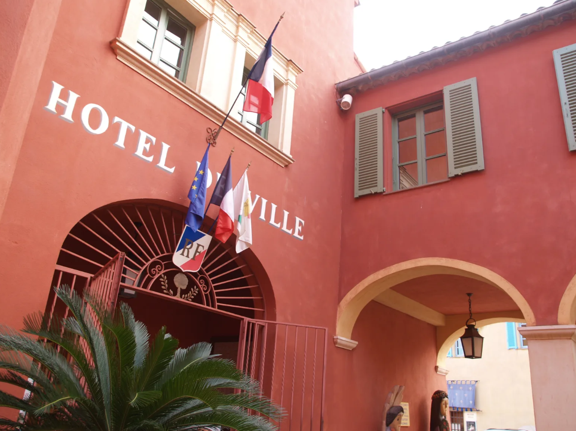 Villefranche-sur-Mer dément le "recasage" de Lauriano Azinheirinha, proche d'Estrosi