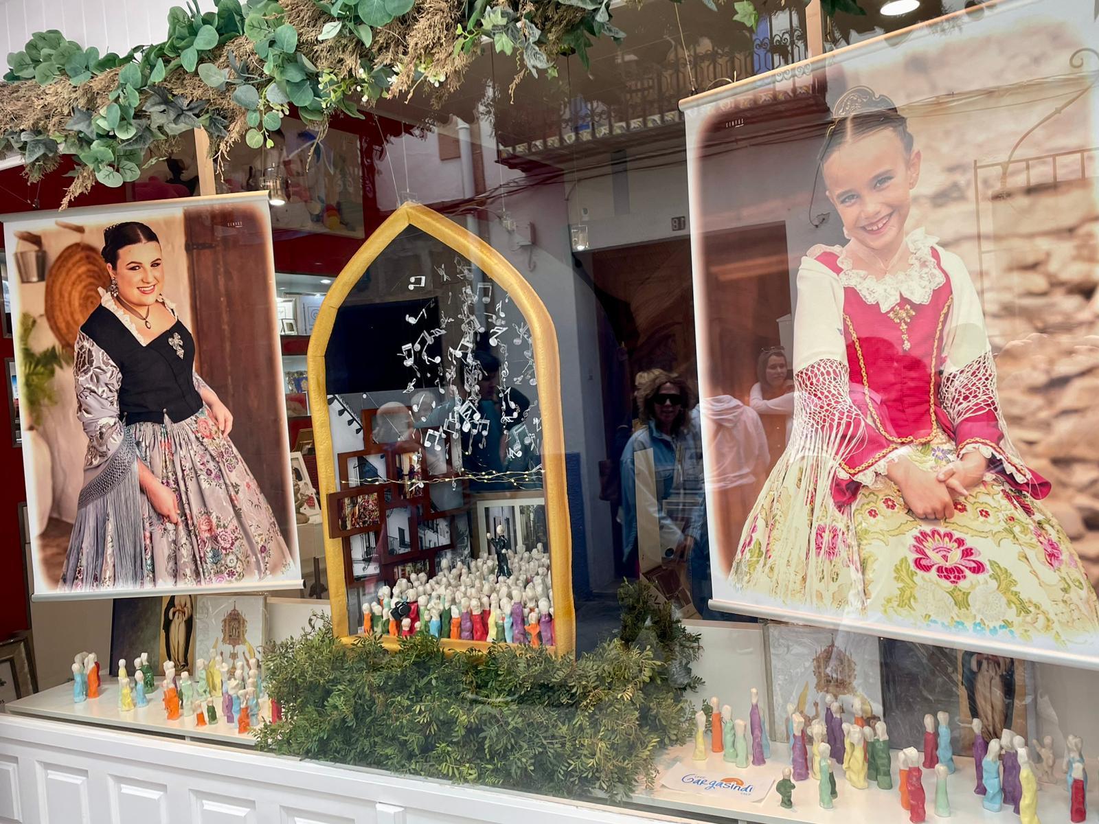 Los escaparates toman Benissa y convierten las fiestas en un espectáculo de creatividad local