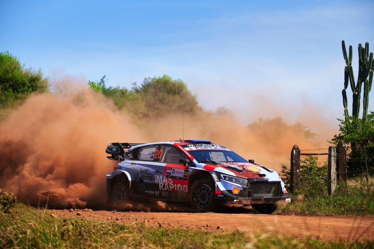 Rally del Paraguay: Hayden Paddon se mantiene segundo tras un viernes lleno de incidentes