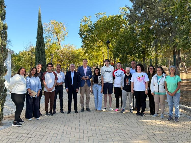 Diez jóvenes con discapacidad participan en el programa de empleo y formación de jardinería que se lleva a cabo en Lebrija